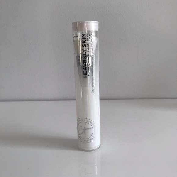 It Cosmetics Foundation Brush - Heavenly Skin Smoothing Complexion Brush 704 - Picture 9 of 9
